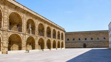 Patios vetusto en sillares de la antigua Casa del Niño Jesús en Cädiz.
