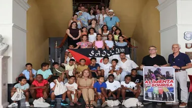 Escalera del Ayuntamiento de Chiclana con muchos niños saharauis.