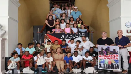 Escalera del Ayuntamiento de Chiclana con muchos niños saharauis.