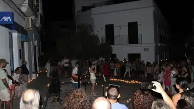 Chica cantando en la calle en una actuación urbana en la Noche de las Velas Fenicias de Chiclana.