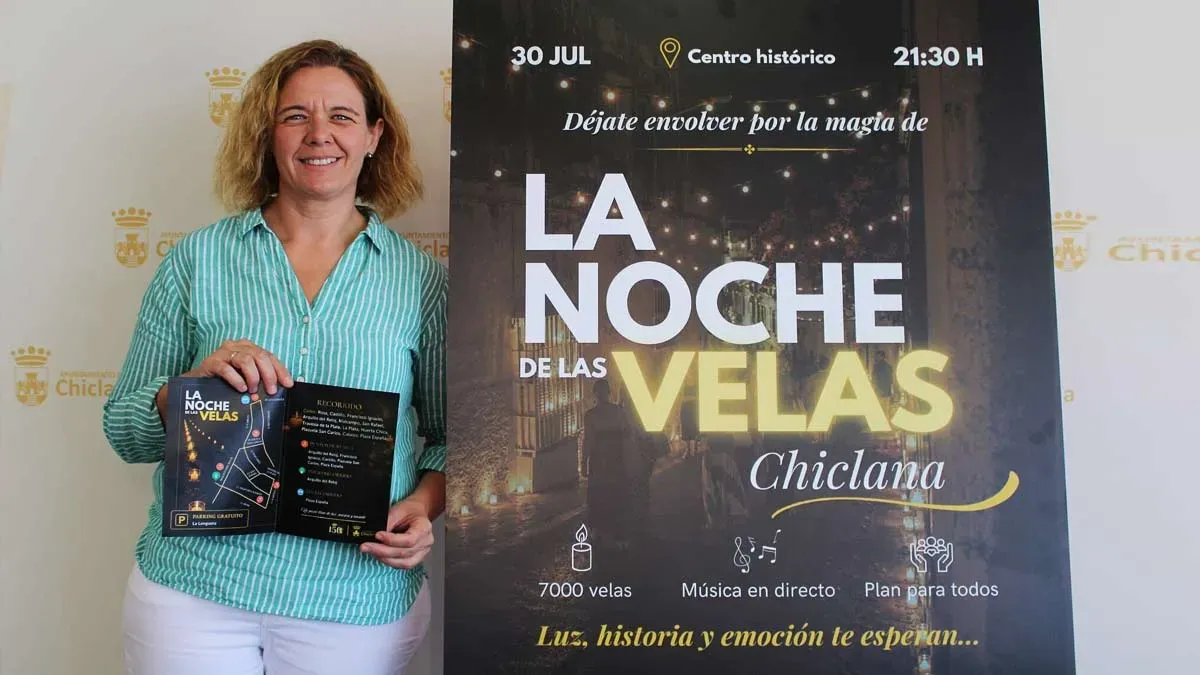Manuela Pérez posa junto al cartel de "La Noche de las Velas".