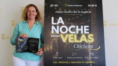 Manuela Pérez posa junto al cartel de "La Noche de las Velas".