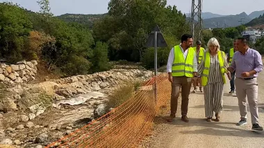 Personas caminando por la carretera en obras de acceso a Ubrique.
