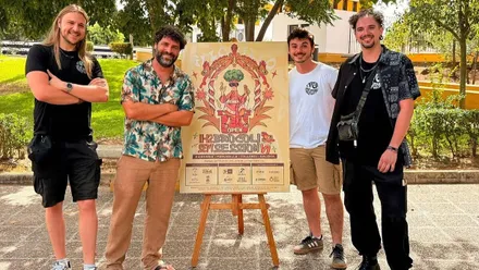 Delegado del Ayuntamiento de Chiclana y organizadores del Open Brocóli junto al cartel del evento.