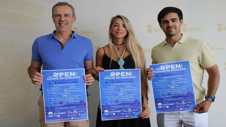 Delegada y organizadores sosteniendo el cartel del Open de Tenis de Chiclana.