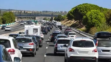 Coches en una caravana en autopista.