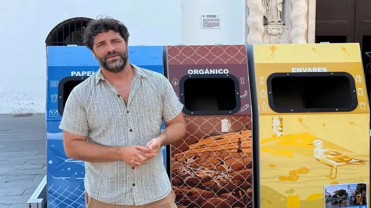 Contenedores junto al delegado Roberto Palmero.