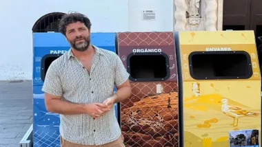 Contenedores junto al delegado Roberto Palmero.