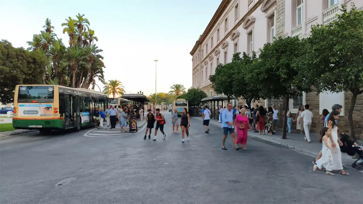 Imagen de la parada de autobuses de la Plaza de España. Foto: Eulogio Garcia.