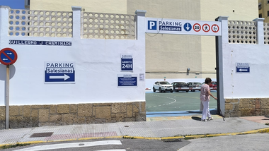 Vuelve el 'Parking Salesianas' a Cádiz: el colegio concertado convierte otro verano su patio en aparcamiento de pago