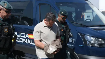 Pascual Llopis, escoltado por agentes de la Guardia Civil a su llegada al Juzgado de Instrucción número 5 de El Puerto de Santa María este viernes. Foto: Ereagafotos.