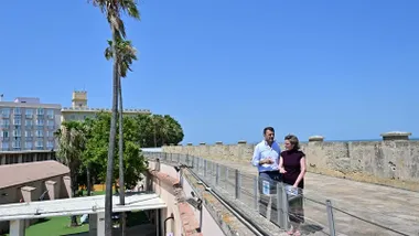 El paseo superior del Baluarte de la Candelaria vuelve a estar abierto tras los trabajos de acondicionamiento, que han incluido una nueva barandilla acristalada y mejoras en el recorrido. Foto: Eulogio García.
