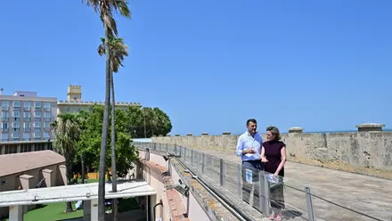 El paseo superior del Baluarte de la Candelaria vuelve a estar abierto tras los trabajos de acondicionamiento, que han incluido una nueva barandilla acristalada y mejoras en el recorrido. Foto: Eulogio García.
