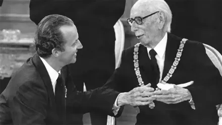 El rey Juan Carlos I conversa con José María Pemán durante el acto de imposición de la Insigne Orden del Toisón de Oro, celebrado el 19 de mayo de 1981 pocos meses antes de su muerte. Foto: Redes sociales.