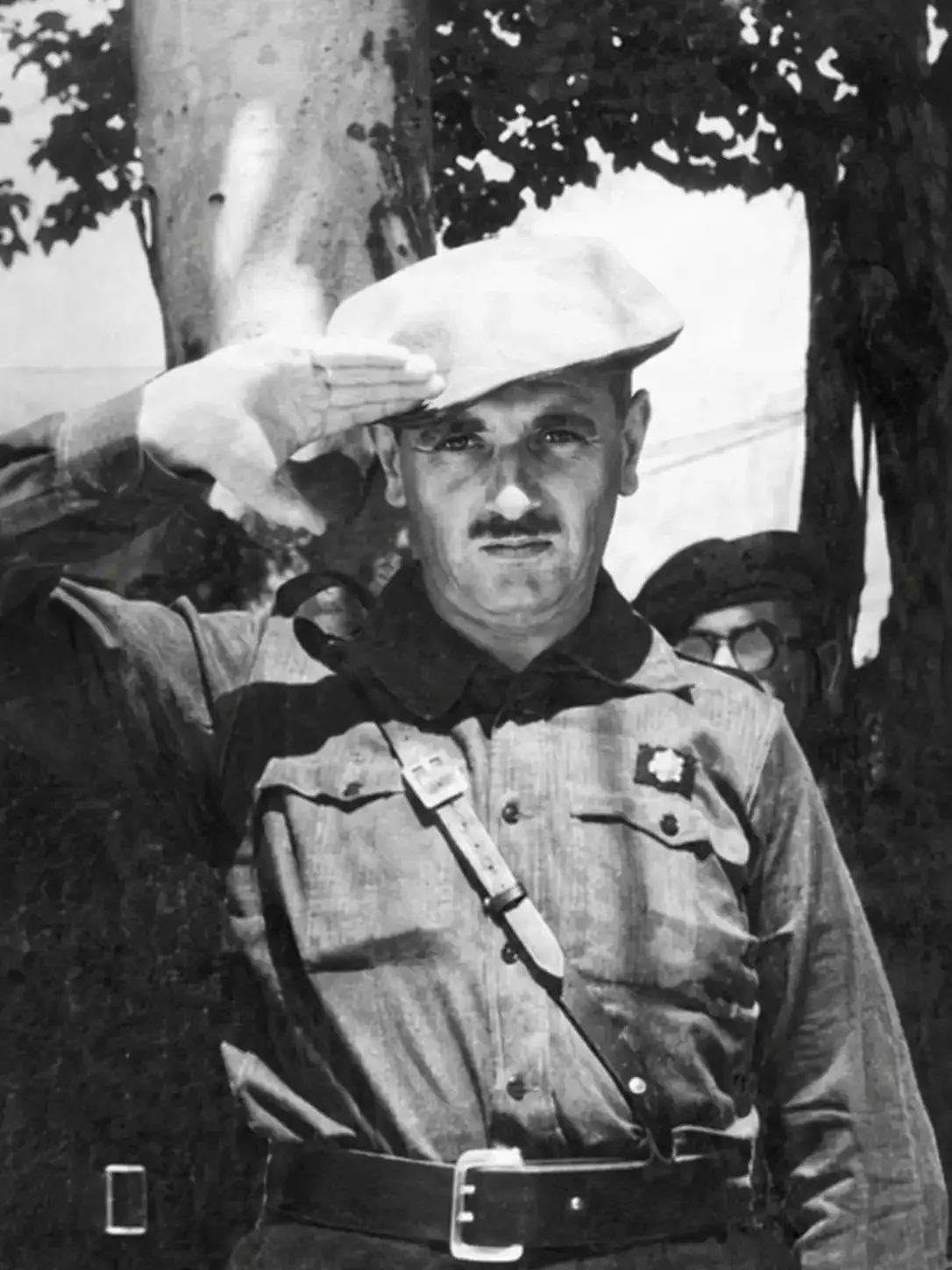 José María Pemán, con uniforme falangista, durante un acto público. Facebook: Asociación de Memoria Histórica.
