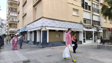 La comunidad vecinal sostiene que una actividad similar ya provocó molestias en el edificio y reclama al Ayuntamiento que tenga en cuenta sus alegaciones antes de resolver el expediente.