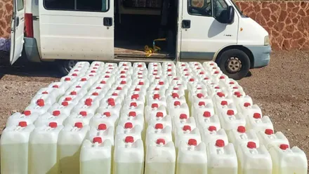 Furgoneta y ordenadas, en el suelo, las garrafas de gasolina.