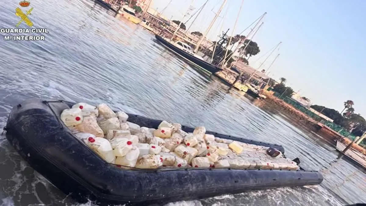 Muchas garrafas de gasolina cargadas en una lancha neumática de color negro.