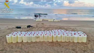 Bidones de combustible dispuestos, de forma ordenada, en la playa de Vejer.