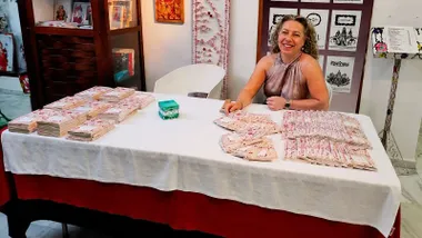 Mesa con muchos libros de La Petenera y la autora del mismo.