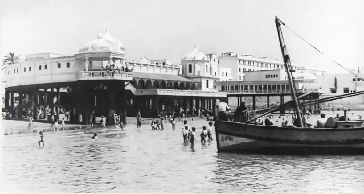 El nuevo Balneario de la Palma fue inaugurado en julio de 1926 con servicios de baños, duchas, restaurante y bar. Foto: Facebook.