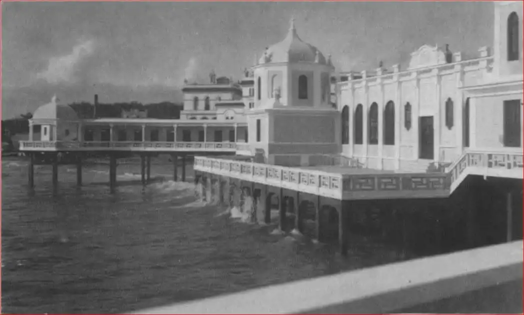 Una pleamar bajo las galerías del Balneario, cuando las escaleras permitían bajar directamente al agua. Foto: Facebook.