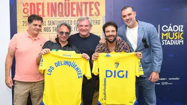 El presidente del Cádiz, Christian Septien, junto a Rafael Contreras y Manuel Vizcaíno le entregaron sendas camisetas a los integrantes del grupo 'Los Delinqüentes'. Foto: Cádiz CF.