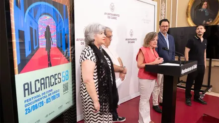Representantes de la organización y del Ayuntamiento de Cádiz presentan la 58.ª edición del Festival Alcances junto al cartel oficial del certamen, durante una rueda de prensa celebrada en el salón institucional del Ayuntamiento.