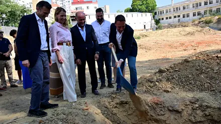 El Ayuntamiento ha escenficado la instalación de la primeta piedra del proyecto de construcción del Nuevo Portillo. Foto: Eulogio García.