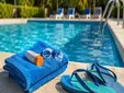 Lo que debes comprobar en una piscina antes de bañarte, según los expertos
