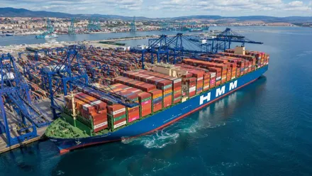 Vista del puerto de Algeciras con un carguero de contenedores.