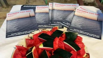 Varias revistas de "Puntales con hilo" y un cuenco con trozos de sandía.