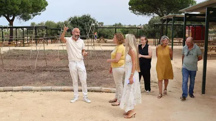 Delegados de Chiclana atienden las explicaciones de un guía en Rancho Novo.