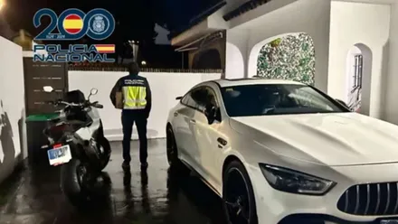 Domicilio con coche y moto de alta gama intervenidos por la Policía Nacional.