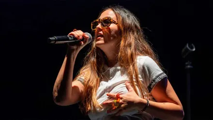 Cantante Rigoberta Bandini interpretando una canción.