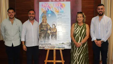 El delegado municipal y organizadores junto al cartel de la romería de Santa Ana en Chiclana.