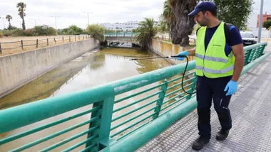 Arroyo Alcántara y un operario fumigando contra las larvas de mosquitos.