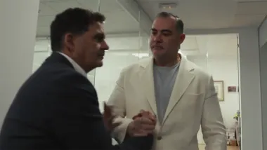 Rafael Contreras saluda al presidente del Cádiz CF Christian Sepien, en un vídeo difundido por el club. Foto: Cádiz CF.