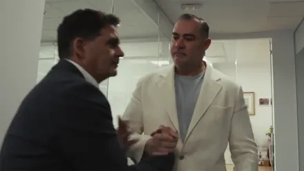 Rafael Contreras saluda al presidente del Cádiz CF Christian Sepien, en un vídeo difundido por el club. Foto: Cádiz CF.
