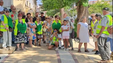 Personas manifestándose en Sanlúcar por la Sanidad.