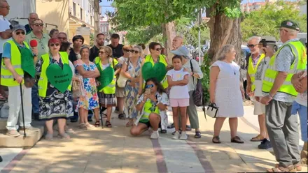Personas manifestándose en Sanlúcar por la Sanidad.