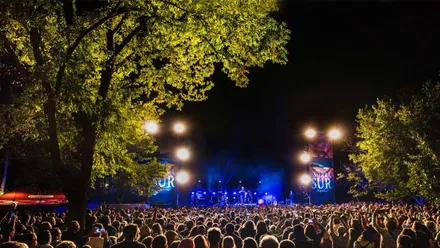 Escenario de SierraSur con abundante público.