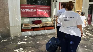 Dos personas patrullan las calles de Jerez atendiendo a las personas sin hogar.