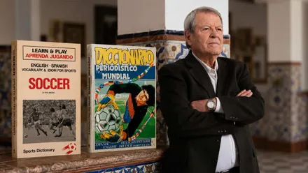 Cruzado de brazos y apoyado en una pared de azules sevillanos está José Antonio Sierra junto a sus libros sobre términos de fútbol.