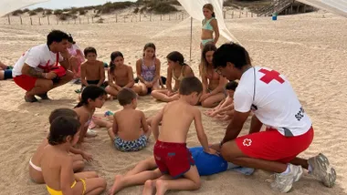 Socorrista rodeados de niños explicando las técnicas de reanimación.