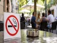 La Asociación Española de Consumidores rechaza prohibir fumar en terrazas y multar a los padres de menores fumadores