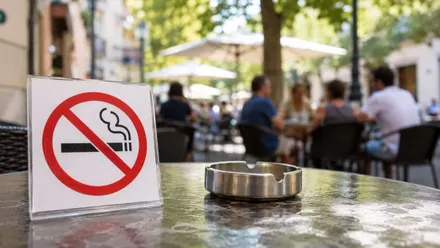Velador con una señal de prohibido fumar.