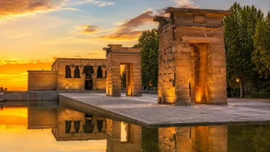"Lago" artificial donde se ubica el Templo de Debod.