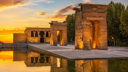 "Lago" artificial donde se ubica el Templo de Debod.