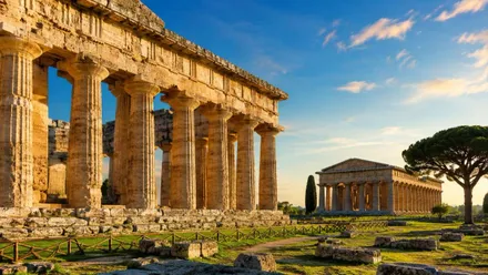 Ruinas bien conservadas de templos al estilo del Partenón.